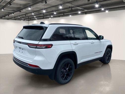 Bright White Clearcoat 2026 Jeep Grand Cherokee Laredo