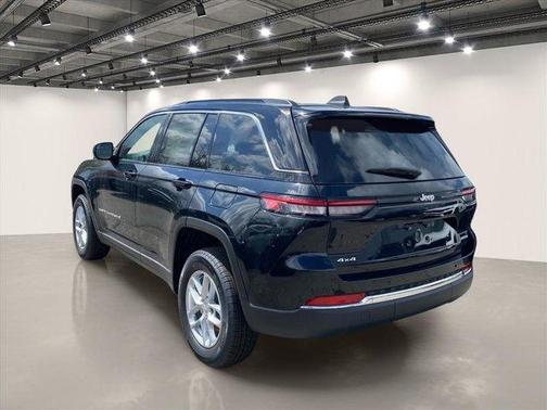 Diamond Black 2026 Jeep Grand Cherokee Laredo