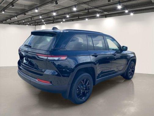 Diamond Black 2026 Jeep Grand Cherokee Laredo