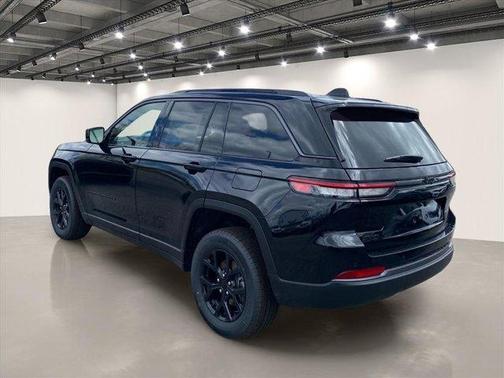 Diamond Black 2026 Jeep Grand Cherokee Laredo