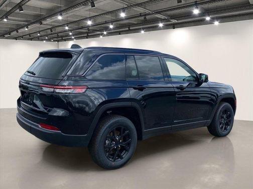 Diamond Black 2026 Jeep Grand Cherokee Laredo