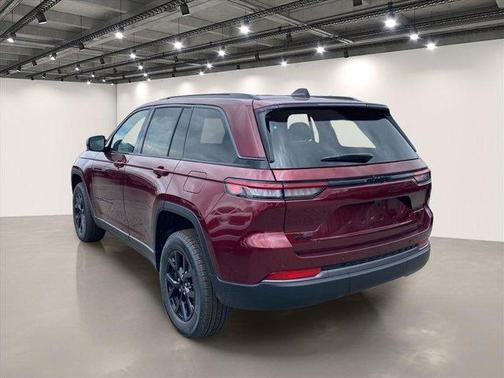 Velvet Red Pearlcoat 2026 Jeep Grand Cherokee Laredo