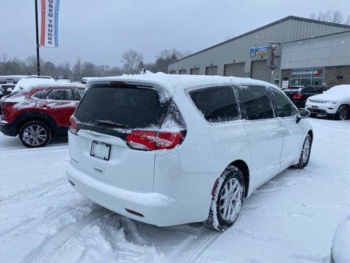 2022 Chrysler Voyager LX