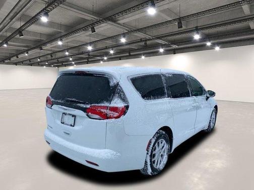2022 Chrysler Voyager LX