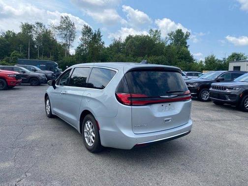 2023 Chrysler Pacifica Touring-L