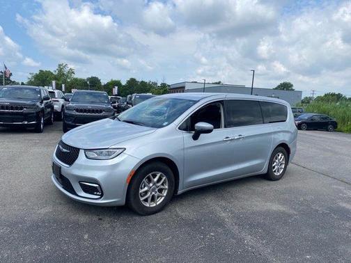 2023 Chrysler Pacifica Touring-L