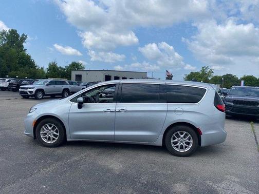 2023 Chrysler Pacifica Touring-L