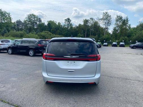 2023 Chrysler Pacifica Touring-L