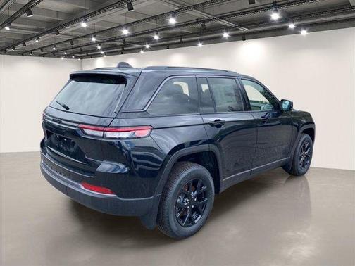 Diamond Black 2026 Jeep Grand Cherokee Laredo