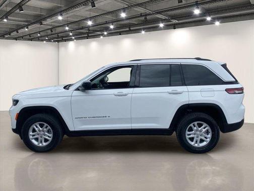 Bright White Clearcoat 2023 Jeep Grand Cherokee Laredo