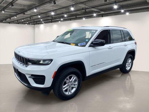 Bright White Clearcoat 2023 Jeep Grand Cherokee Laredo