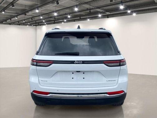 Bright White Clearcoat 2023 Jeep Grand Cherokee Laredo