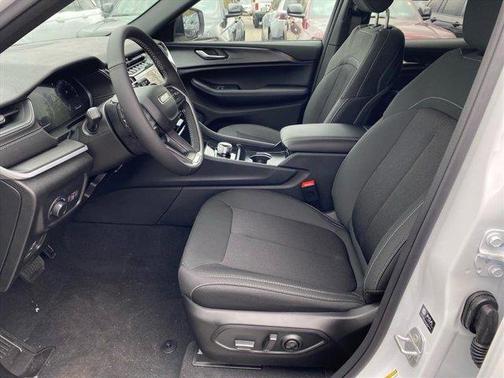 Bright White Clearcoat 2026 Jeep Grand Cherokee Laredo