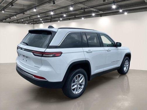 Bright White Clearcoat 2026 Jeep Grand Cherokee Laredo