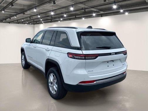 Bright White Clearcoat 2026 Jeep Grand Cherokee Laredo