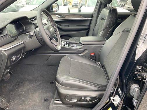 Diamond Black 2026 Jeep Grand Cherokee Laredo