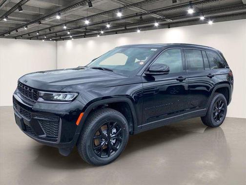 Diamond Black 2026 Jeep Grand Cherokee Laredo
