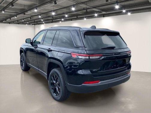 Diamond Black 2026 Jeep Grand Cherokee Laredo