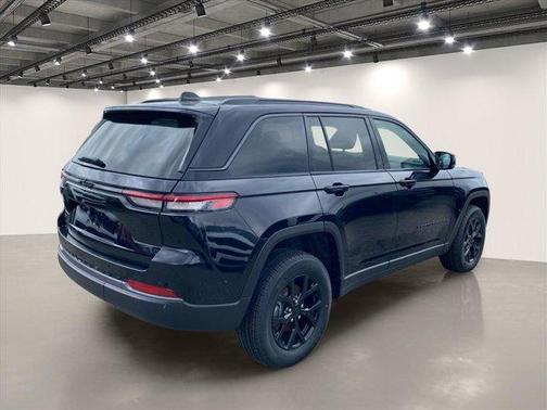 Diamond Black 2026 Jeep Grand Cherokee Laredo