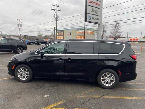 2025 Chrysler Pacifica Select