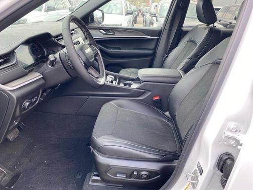 Bright White Clearcoat 2026 Jeep Grand Cherokee Laredo