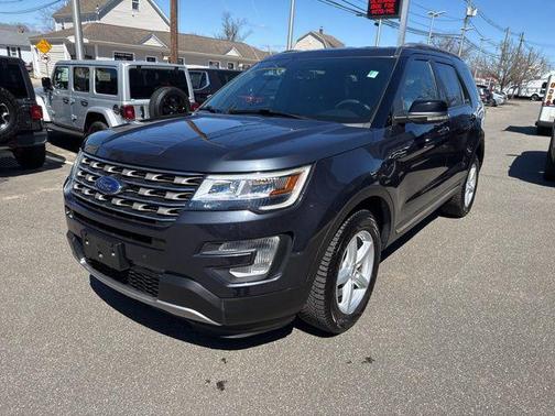 Quartz Metallic 2017 Ford Explorer XLT