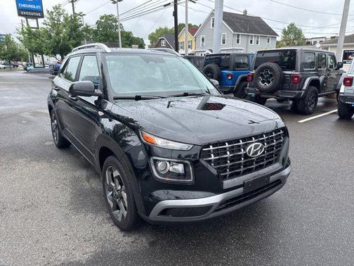 Onyx Black 2024 Hyundai VENUE SEL