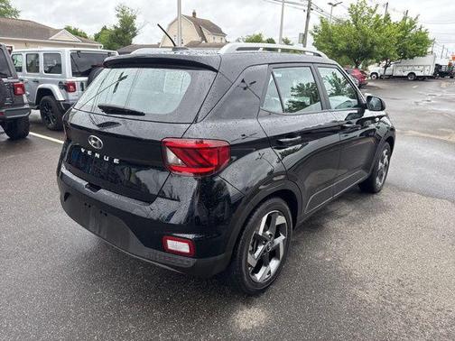 Onyx Black 2024 Hyundai VENUE SEL