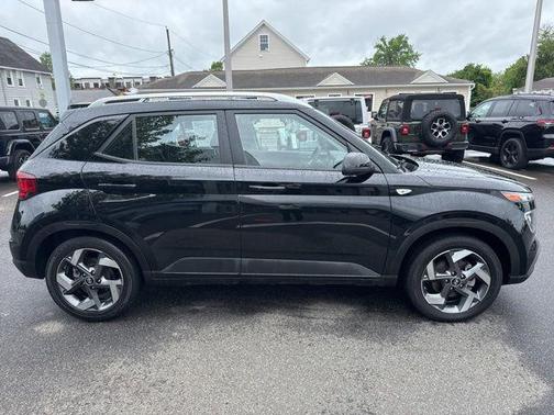 Onyx Black 2024 Hyundai VENUE SEL
