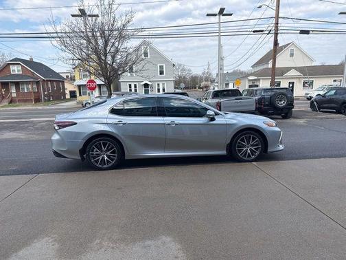 2022 Toyota Camry Hybrid XLE