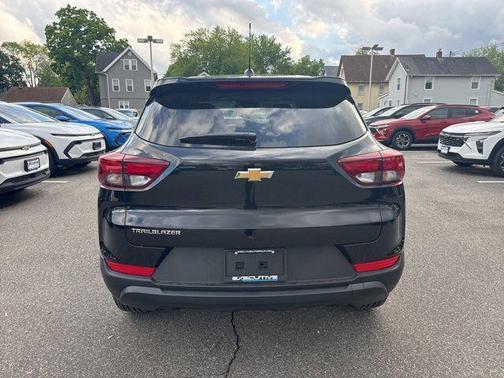 Mosaic Black Metallic 2026 Chevrolet Trailblazer LS