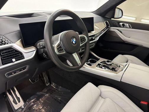 Carbon Black Metallic 2024 BMW X7 xDrive40i