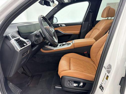Mineral White Metallic 2026 BMW X7 xDrive40i