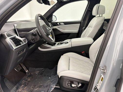 Brooklyn Grey Metallic 2026 BMW X7 xDrive40i