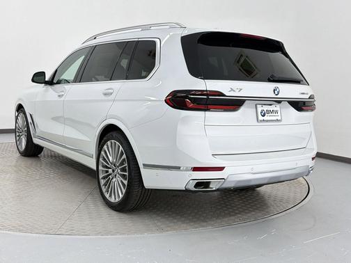 Mineral White Metallic 2027 BMW X7 xDrive40i