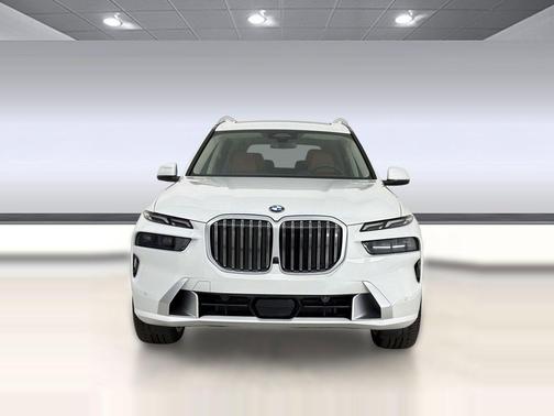Mineral White Metallic 2027 BMW X7 xDrive40i