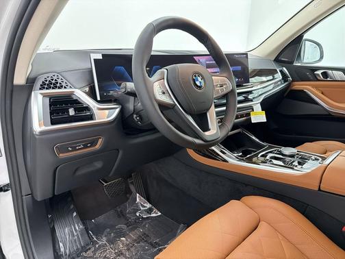 Mineral White Metallic 2027 BMW X7 xDrive40i