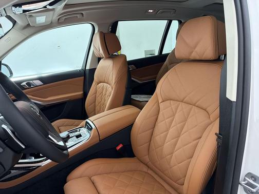 Mineral White Metallic 2027 BMW X7 xDrive40i