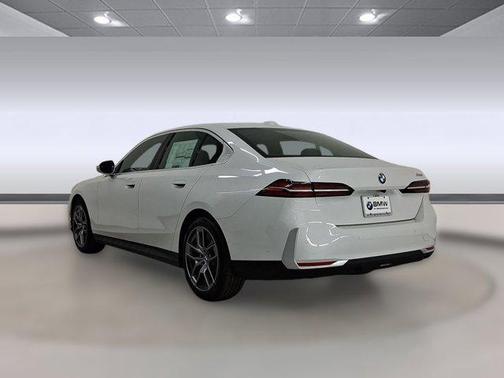 Mineral White Metallic 2026 BMW 530 530i