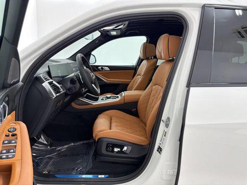 Alpine White 2027 BMW X7 xDrive40i