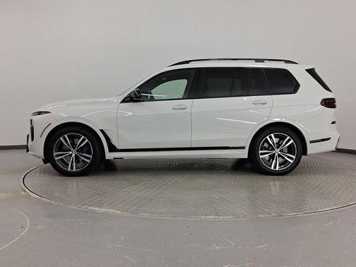 2023 BMW X7 M60i