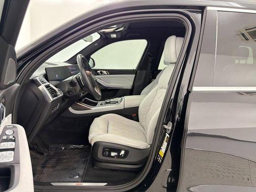 Black Sapphire Metallic 2024 BMW X7 xDrive40i