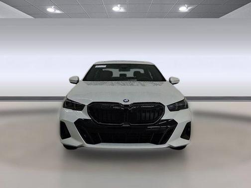 Mineral White Metallic 2026 BMW 530 530i