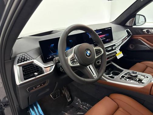 Dravit Grey Metallic 2027 BMW X7 M60i