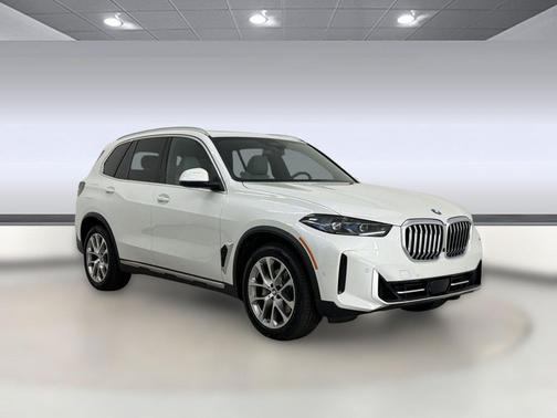 Mineral White Metallic 2024 BMW X5 sDrive40i