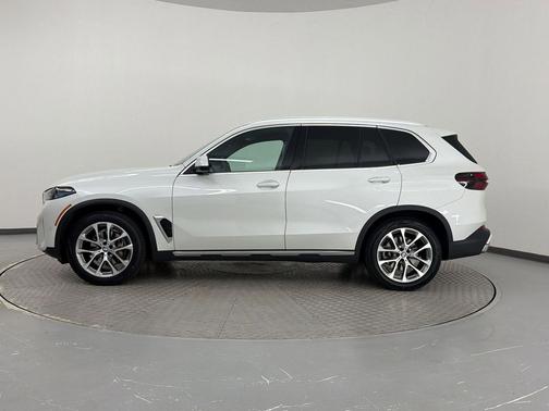Mineral White Metallic 2024 BMW X5 sDrive40i