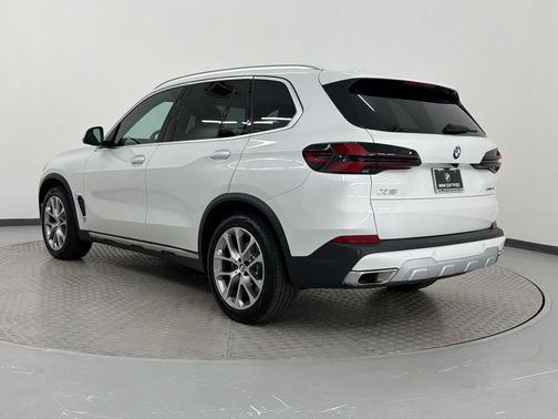 Mineral White Metallic 2024 BMW X5 sDrive40i