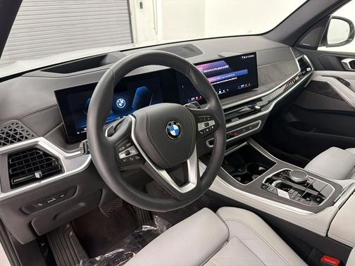 Mineral White Metallic 2024 BMW X5 sDrive40i