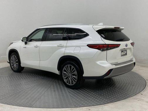 2021 Toyota Highlander Hybrid Platinum