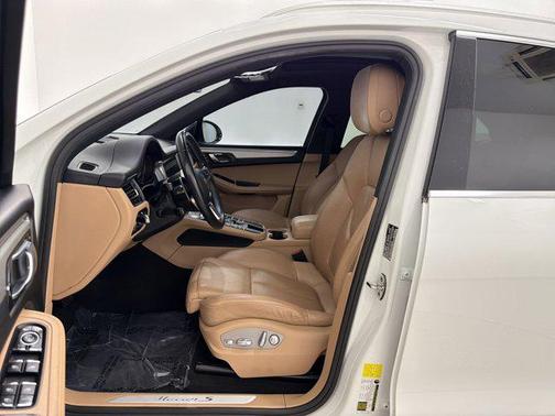 White 2019 Porsche Macan Macan